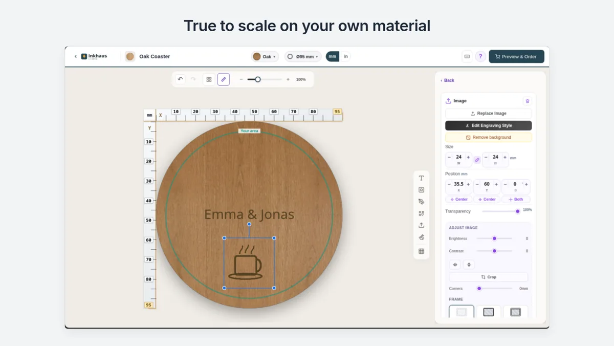 Etchify-Designeditor mit Text und Bild auf einer Holz-Materialvorschau, Maße in Millimetern